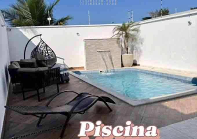 Linda casa com piscina , 2 quadras do mar