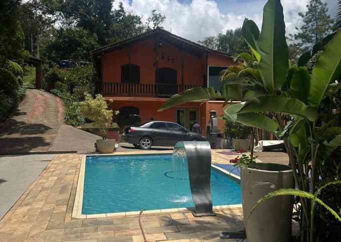 Chácara com lago e Piscina